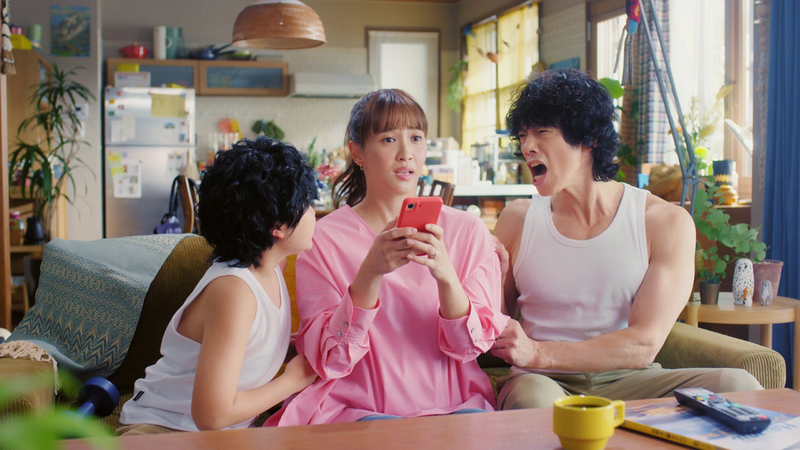 （左から）みずき君、藤本美貴、庄司智春／新TVCM「スマホいつ持たせるか問題」篇より（提供写真）