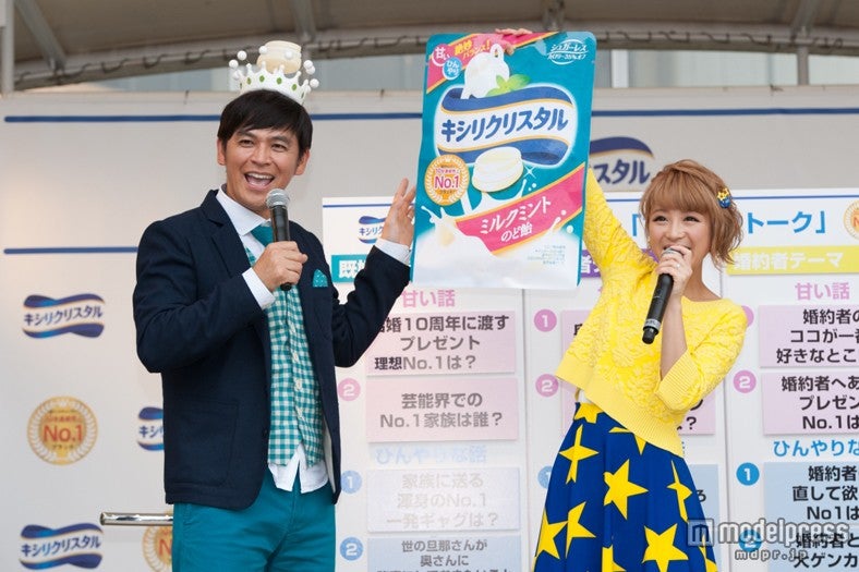 （左から）岡田圭右、鈴木奈々