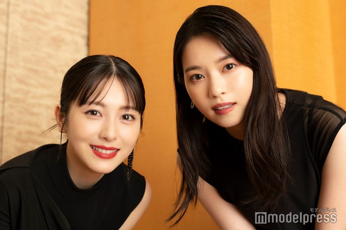 浜辺美波×西野七瀬(C)モデルプレス