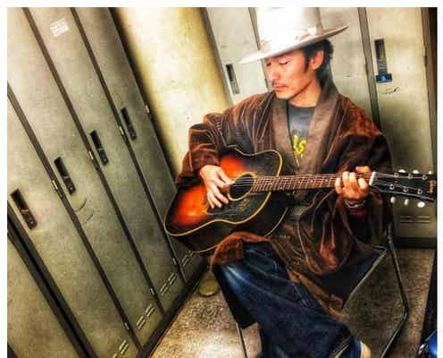 草なぎ剛、香取慎吾のためにギター弾き語り おしゃれな私服姿も公開