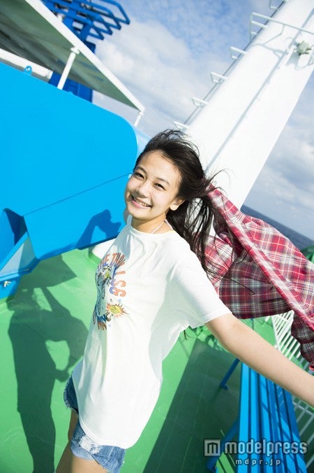 沖縄の海ではしゃぐ清水富美加／初写真集『清水富美加』より