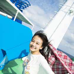 沖縄の海ではしゃぐ清水富美加/初写真集『清水富美加』より