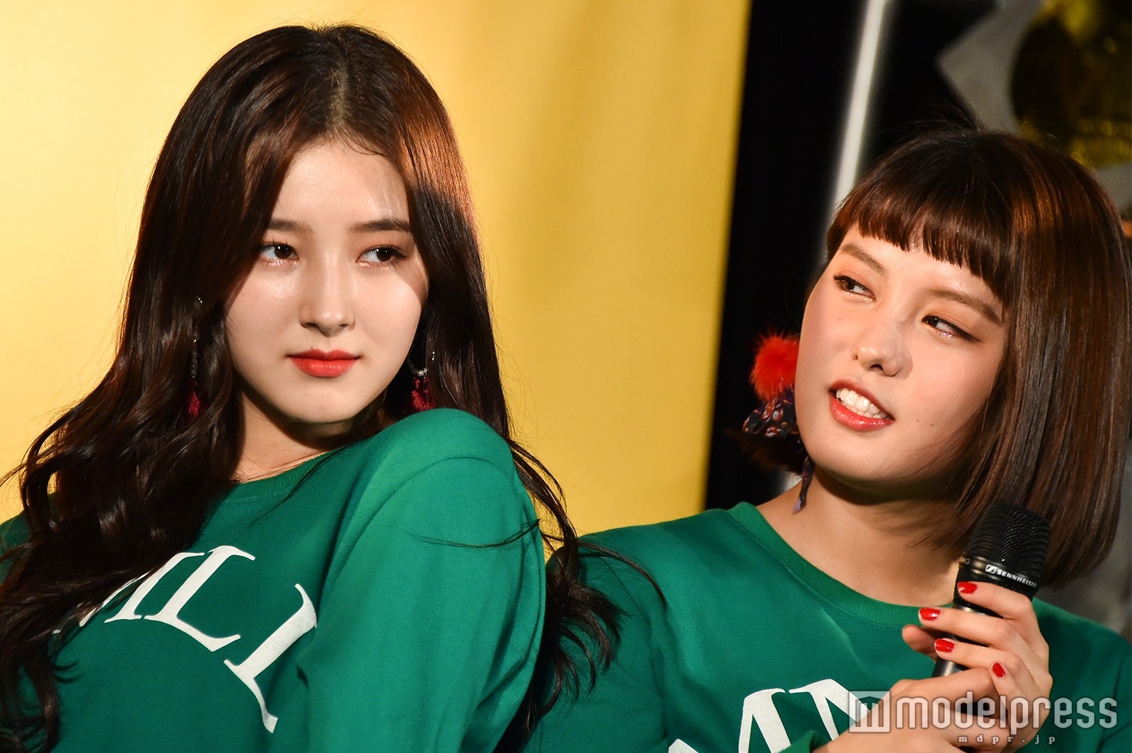 ノリノリでポーズするナンシーと見まもるアイン（C）モデルプレス