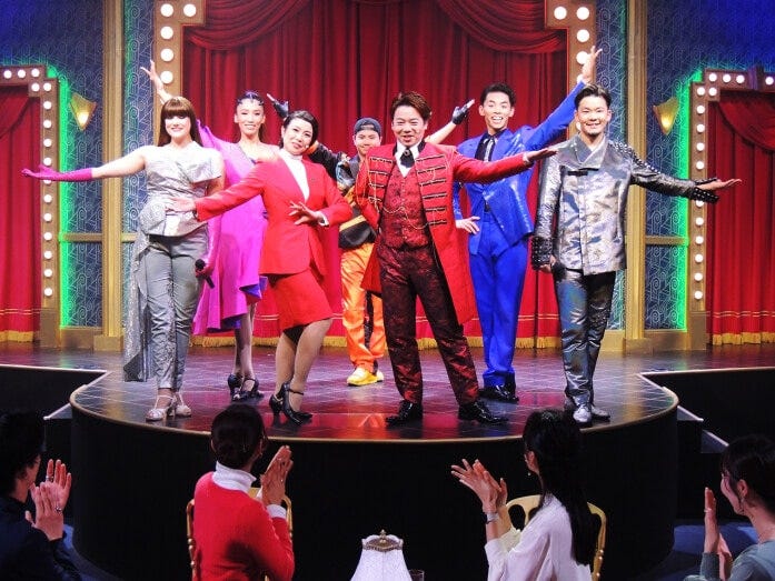 綾小路麗華様とパフォーマーたちが繰り広げる極上のパーティです。食事はビュッフェメニューを楽しめます