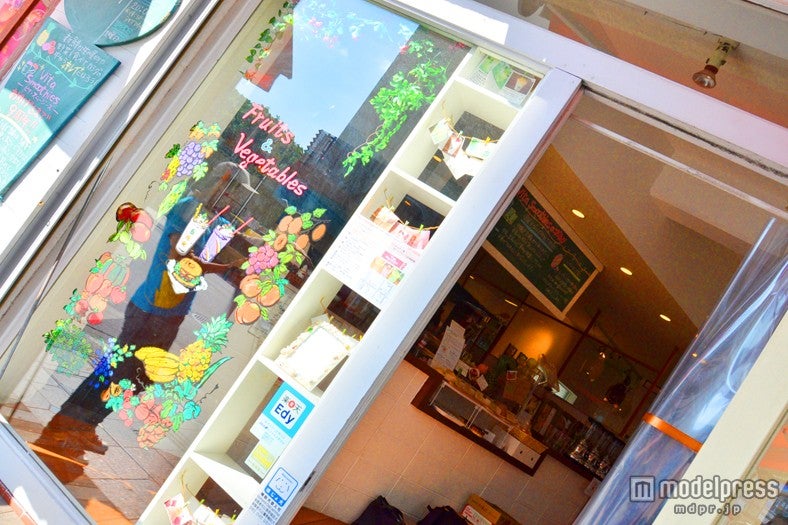 入り口のアートなどは店長の父親が描いたもの