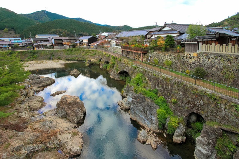 朝来市生野町口銀谷地区（トロッコ軌道跡）／生野銀山の鉱山職員や役人で栄えた古い町並みが残る