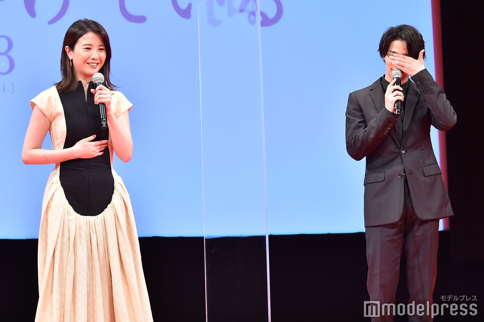 カンペを見る吉高由里子を見ないようにする横浜流星（C）モデルプレス