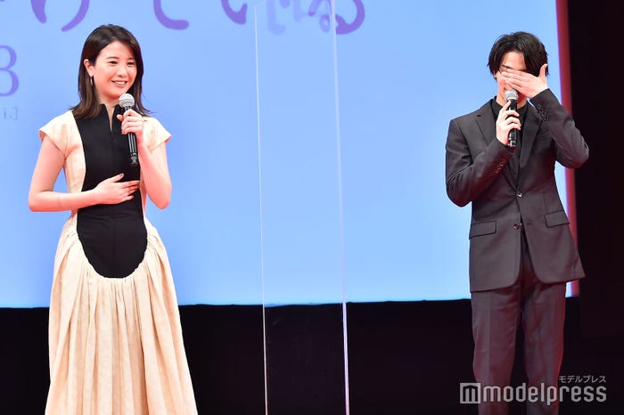 カンペを見る吉高由里子を見ないようにする横浜流星(C)モデルプレス