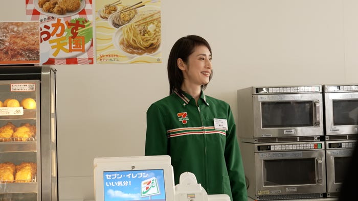 天海祐希/セブン‐イレブン新テレビCM「朝セブン最高篇」(提供写真)