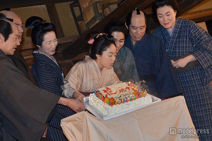 ろうそくを吹き消す井上真央