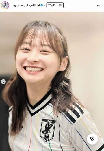 「うおおおお！」「自分からキタw」W杯取材の影山優佳 ネット騒然ぴったりユニでSNS中央突破！ タイトな子供用でドアップ！「ワロタ」「強すぎて好感」「フィット感が尊いw」