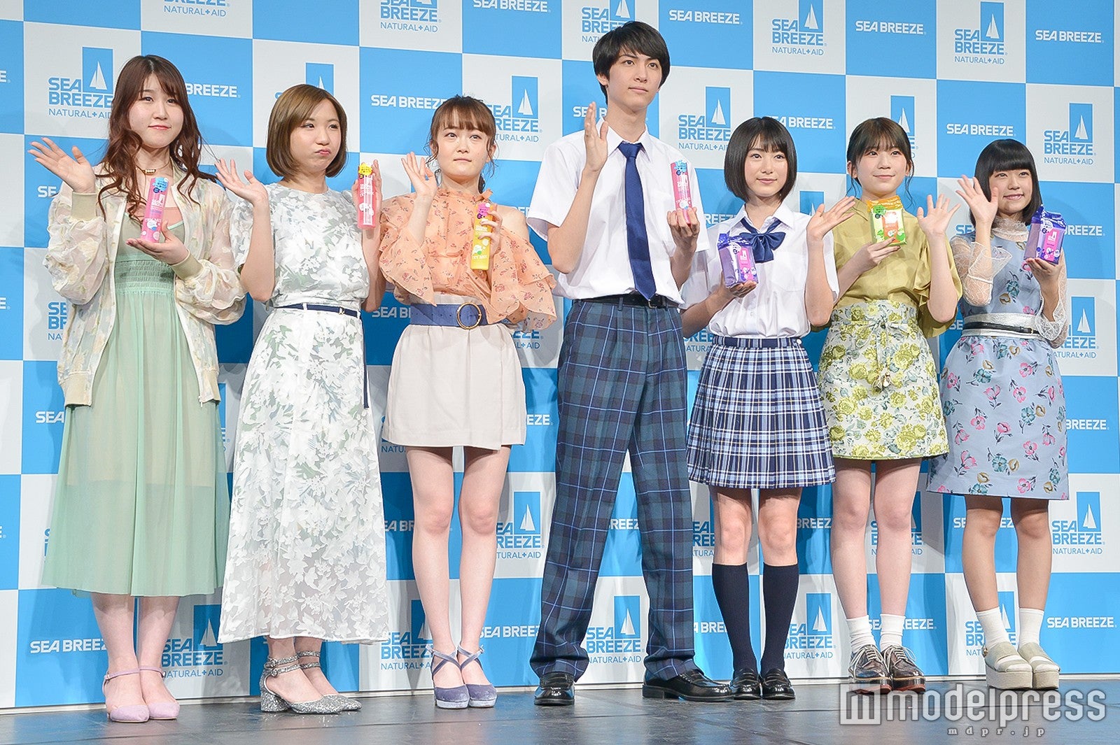 （左から）かれん、MAYU、芹奈、古川毅、池間夏海、manaka、アサヒ （C）モデルプレス