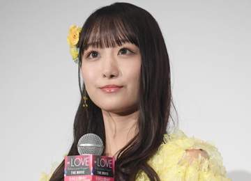 雨でも来てたの！？「カッパ姿もキャワ」ハマスタ外野席で観戦の人気アイドルにファン驚き 青カッパで椅子にちょこん「可愛さがやばくて空が泣いてたんだね」