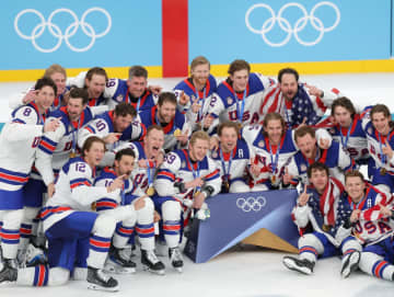 46年ぶり頂点の米国代表が背番号13のユニホーム 今大会最後の金メダル獲得で亡き盟友を追悼 日本のファンも「子供たちの姿に涙が止まらない…」