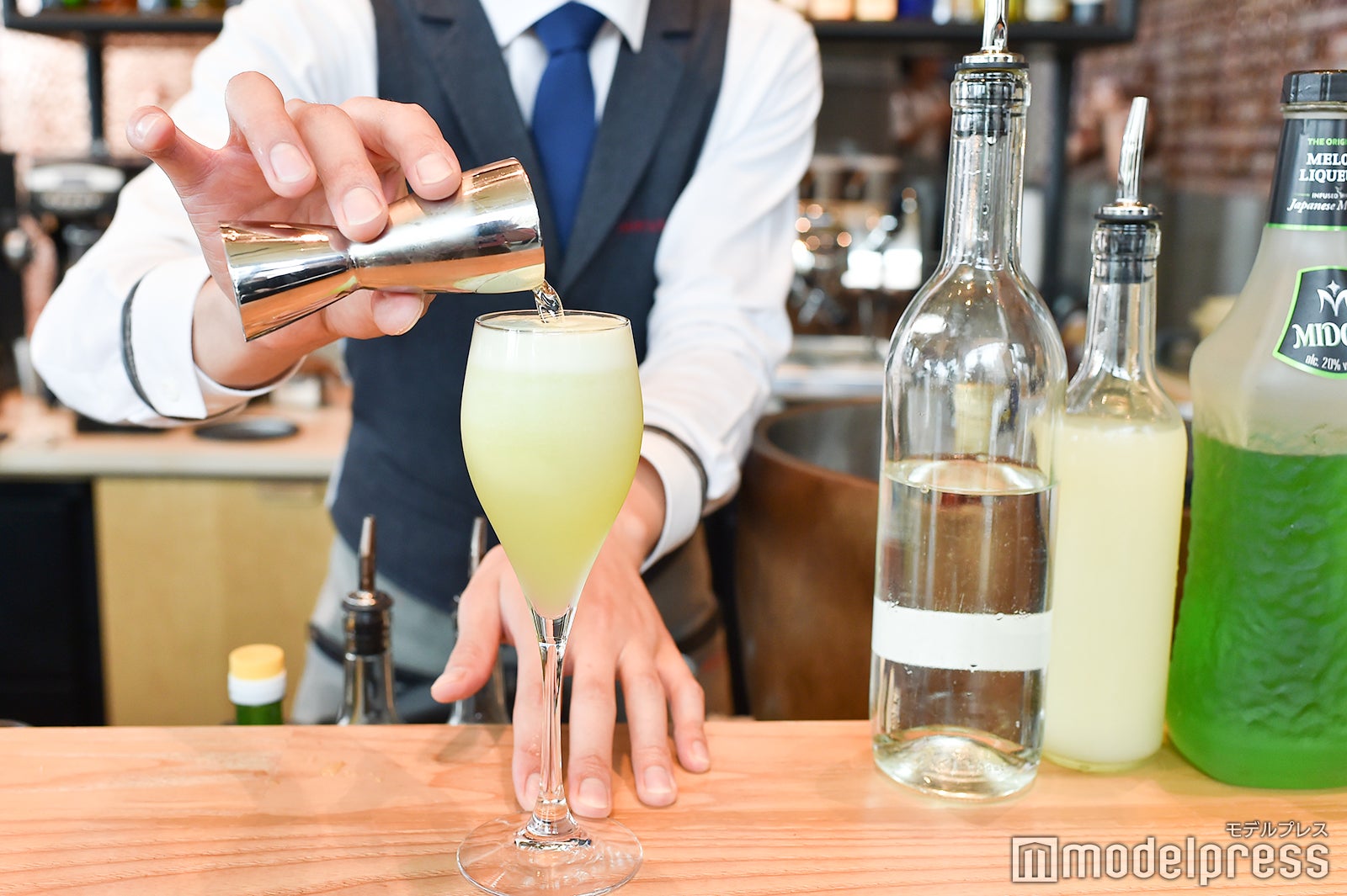 ネオン メロンを作る様子（C）モデルプレス