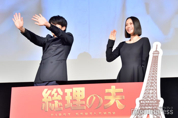 一生懸命手を振る田中圭、中谷美紀(C)モデルプレス