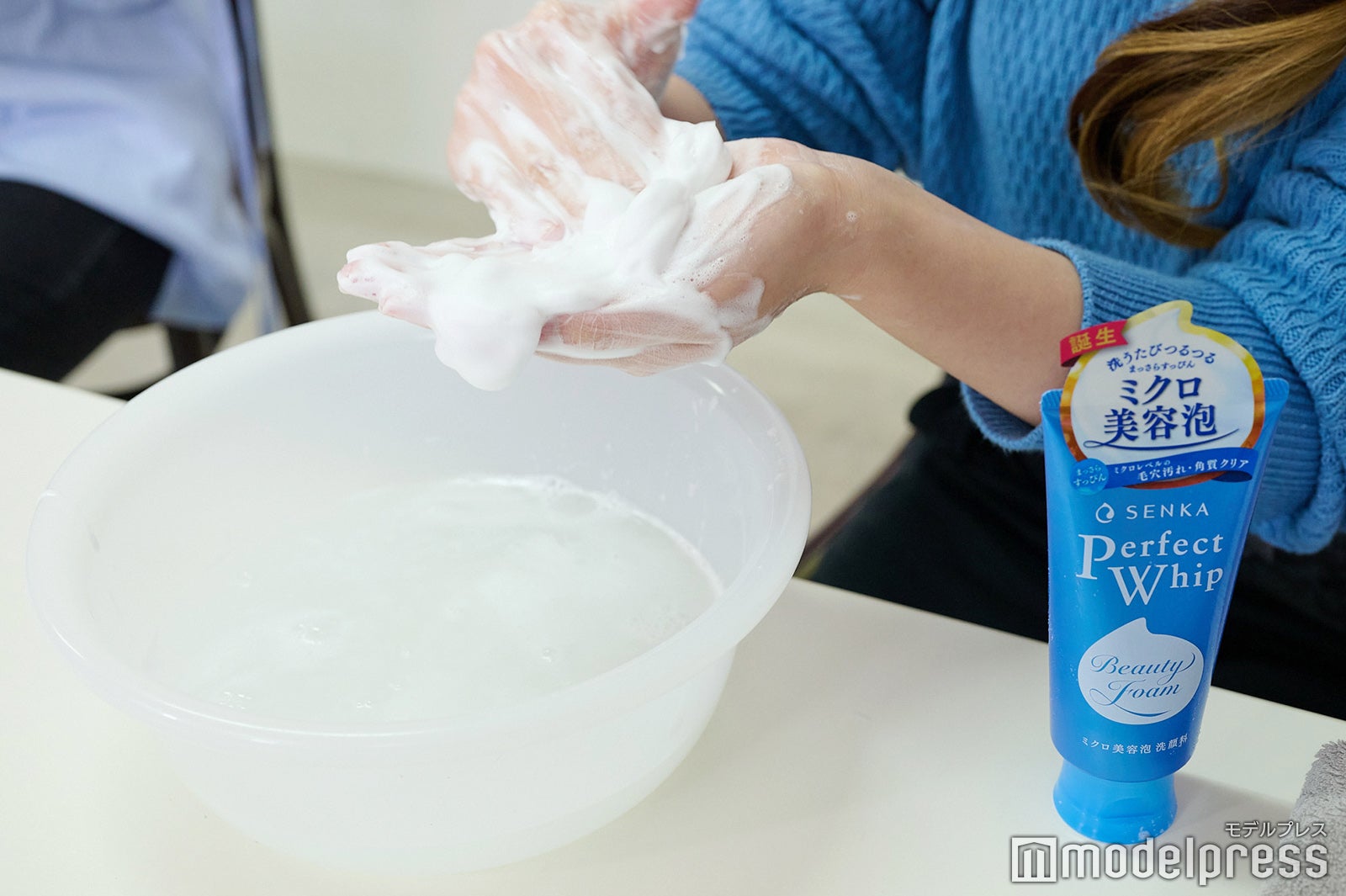 ゆりさんの泡立て実演（C）モデルプレス