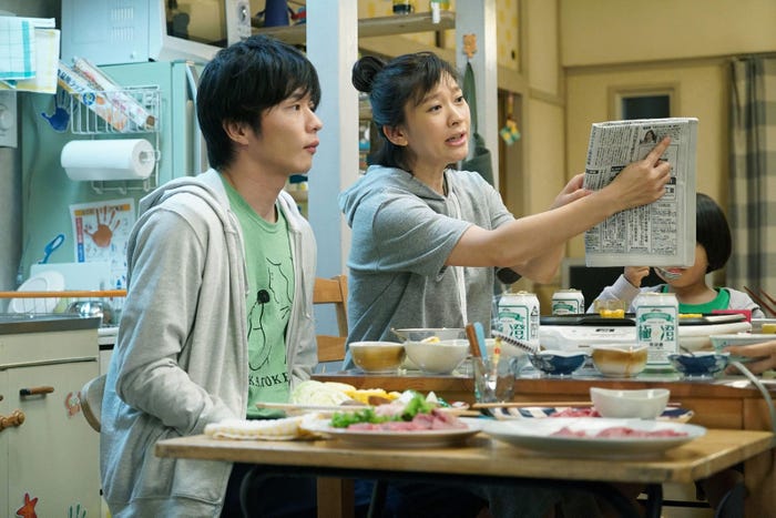 田中圭、篠原涼子/「民衆の敵」第4話より(C)フジテレビ