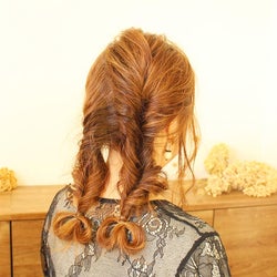 毛先のリボンがとってもキュート☆ねじるだけの簡単ツイストヘアスタイル