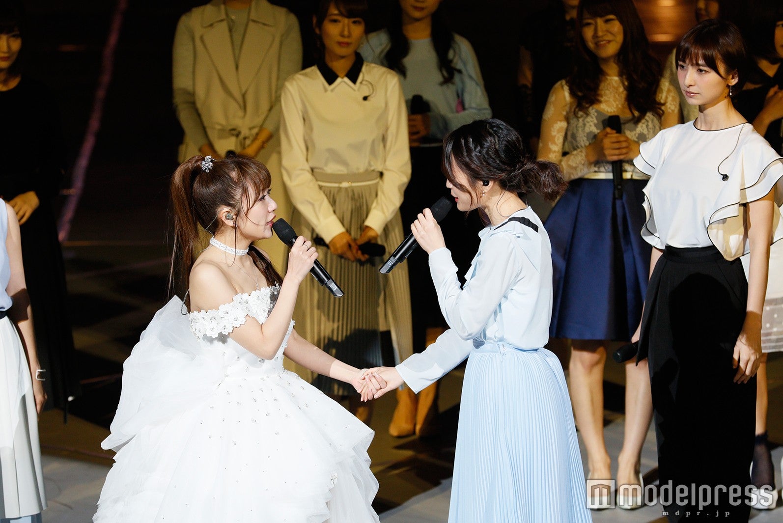 「桜の木になろう」高橋みなみ、前田あ敦子（C）AKS