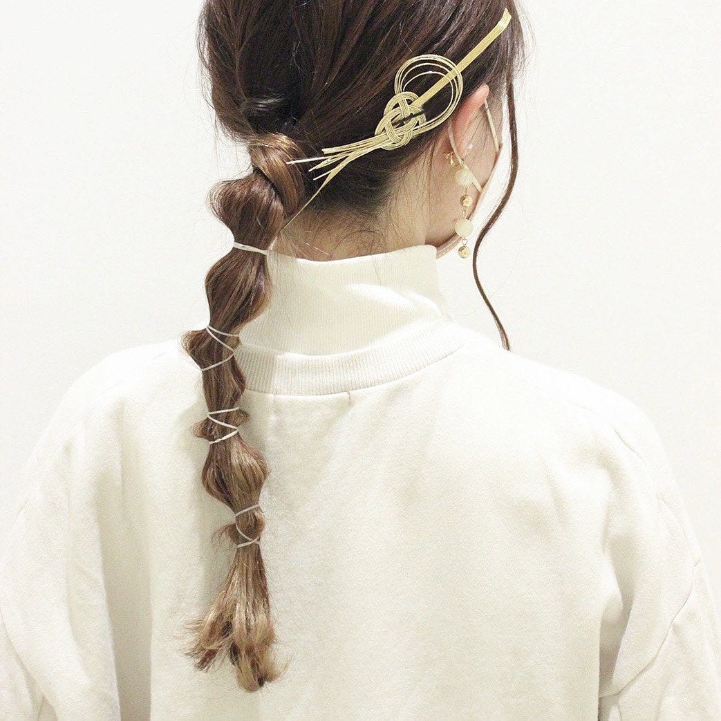 ぽこぽこポニーテールヘアアレンジをしている女性