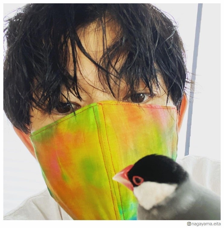 永山瑛太、妻・木村カエラ手作りのセンス溢れるマスク着用「嫁が作ってくれたよ」