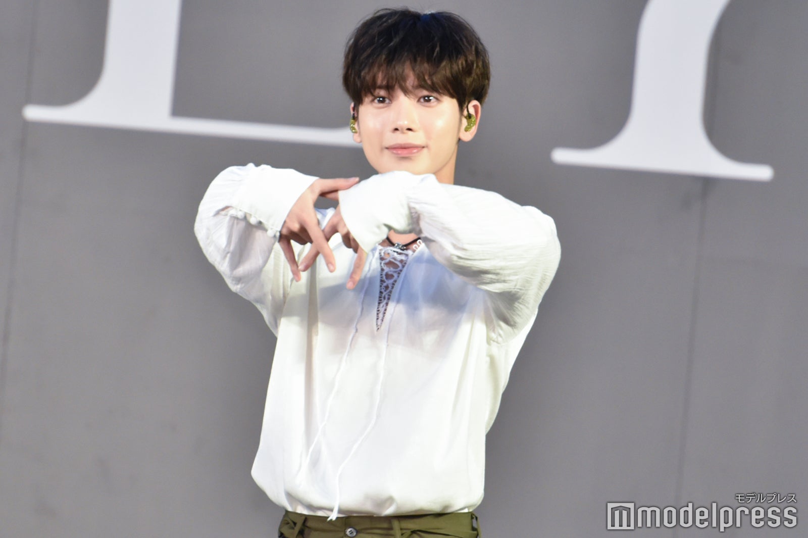 手をまっすぐ伸ばしてポージングするテヒョン（C）モデルプレス