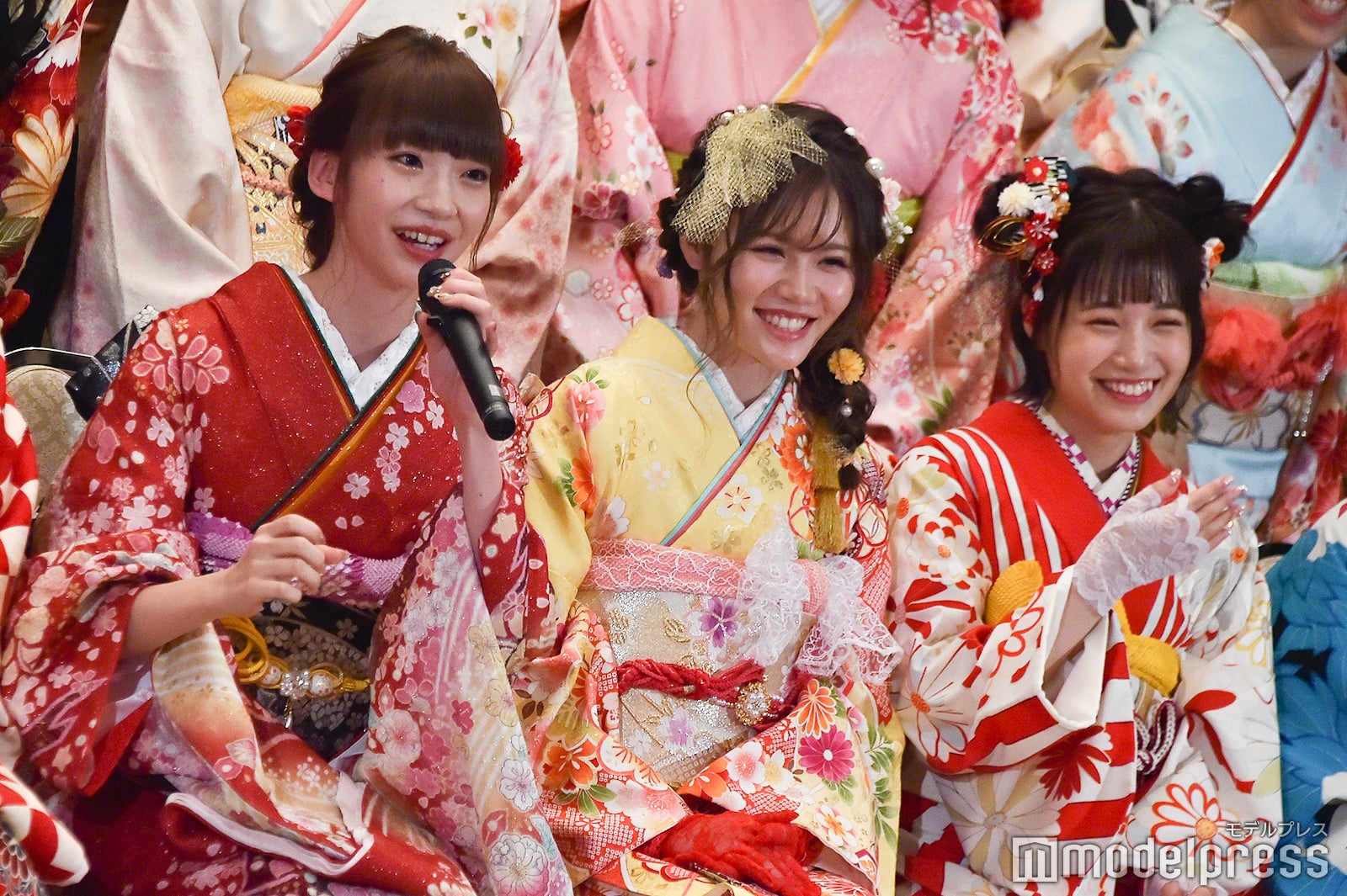 荻野由佳の回答にメンバー笑い／AKB48グループ成人式記念撮影会 （C）モデルプレス