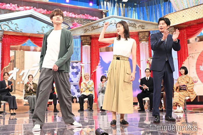 登場後に突如ターンを決めた深澤辰哉を見て「フゥ~~~!」と盛り上げる松本若菜&田中圭(C)モデルプレス