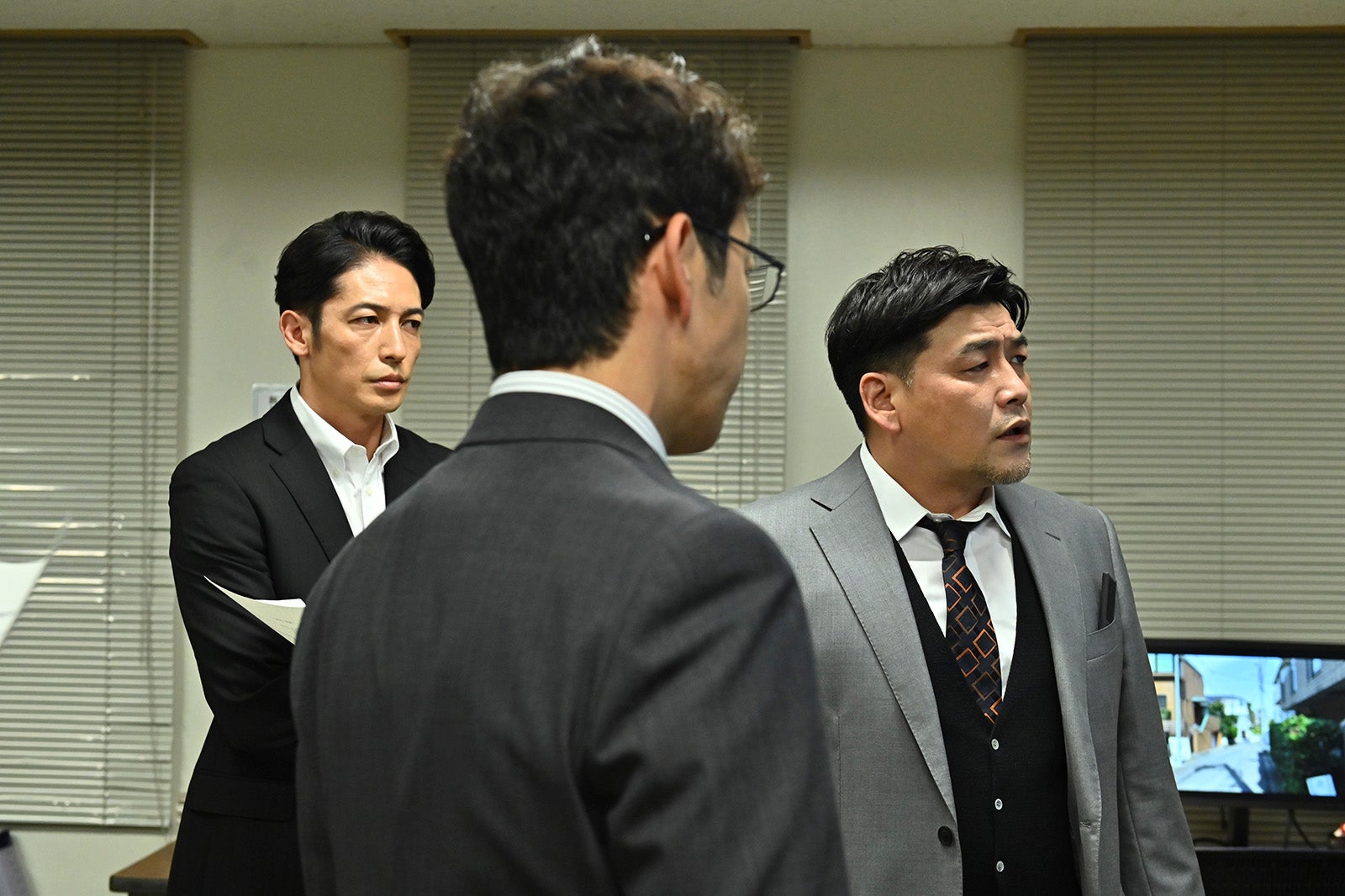 玉木宏、迫田孝也、富澤たけし／「マイファミリー」より（C）TBS