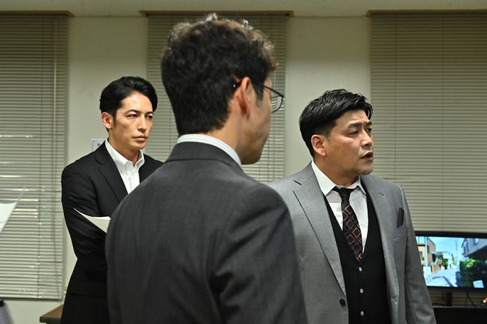 玉木宏、迫田孝也、富澤たけし/「マイファミリー」より(C)TBS