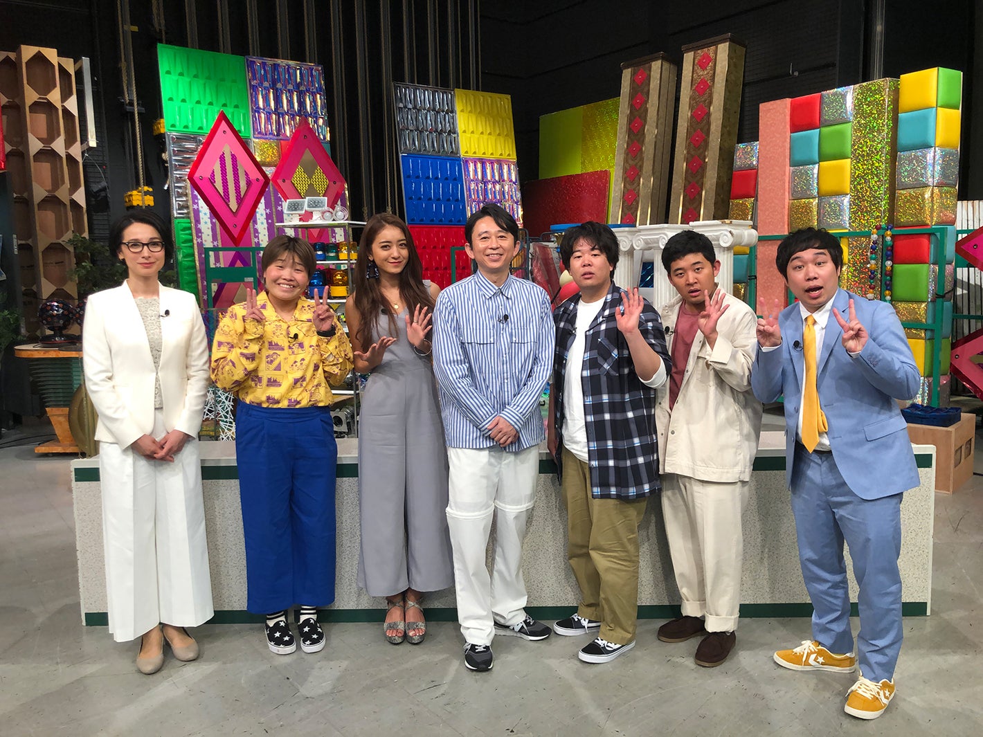 （左から）野村真季アナウンサー、まひる、みちょぱ、有吉弘行、草薙航基、後藤拓実、せいや（C）テレビ朝日