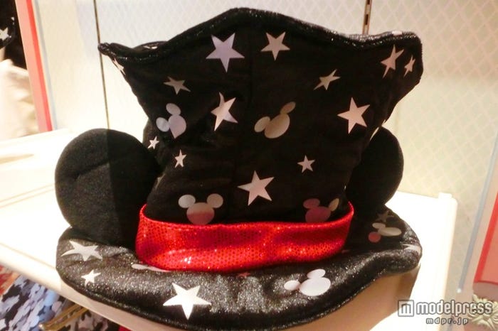 星とミッキーシェイプがデザインされたシルクハット型ファンキャップ