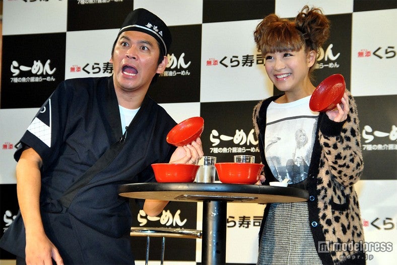 左から：岡田圭右、鈴木奈々