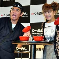 左から:岡田圭右、鈴木奈々