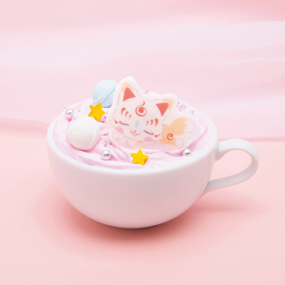 こんのすけのふわふわホットラテ￥990（C）2015 EXNOA LLC／NITRO PLUS