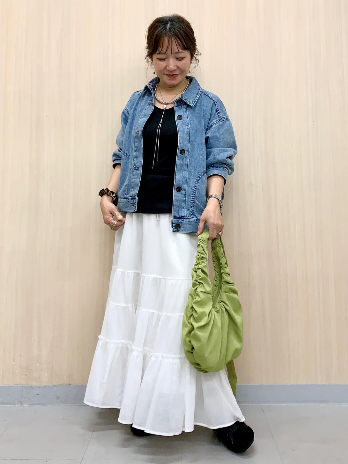 ベーシックなデニムジャケットも丸みシルエットが今っぽい　出典：StyleHint