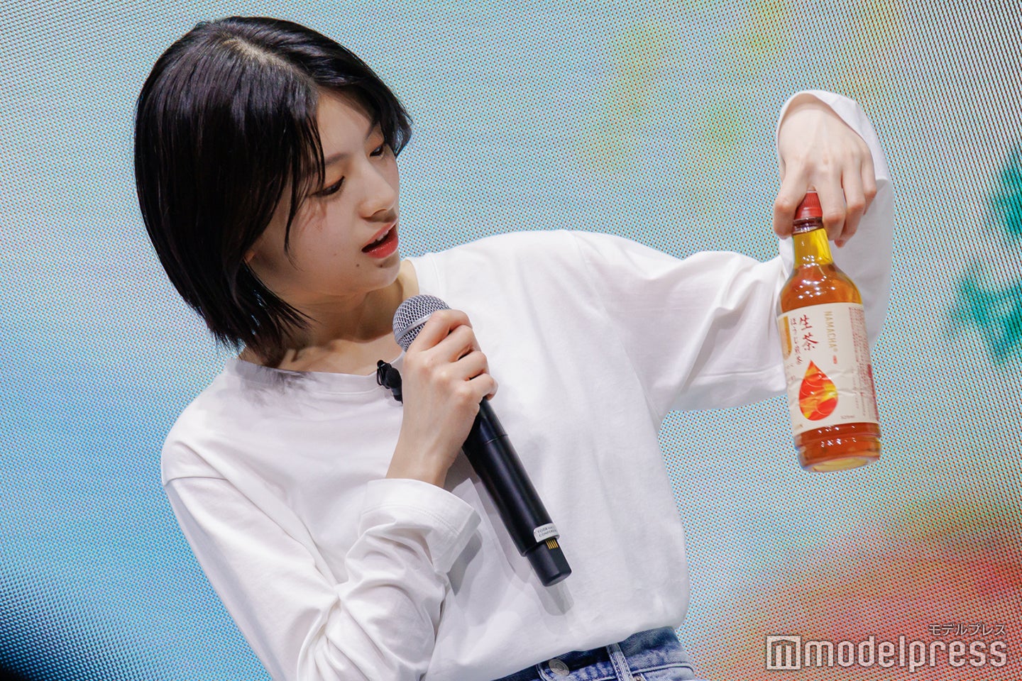 “鈴木持ち”を実践する出口夏希（C）モデルプレス