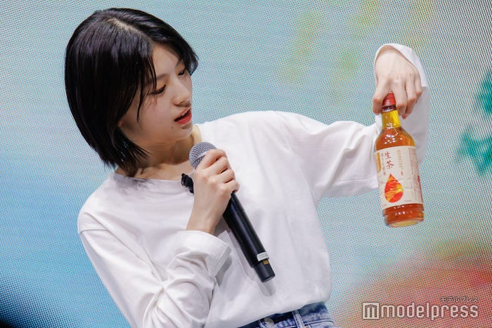 “鈴木持ち”を実践する出口夏希(C)モデルプレス