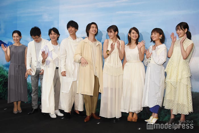 フォトセッション時にカメラマンの呼びかけに笑ってしまう横浜流星と共演者たち (C)モデルプレス