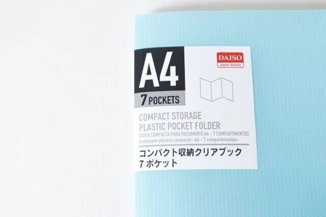 ダイソー　コンパクト収納クリアブック（A4、7ポケット）　パッケージ