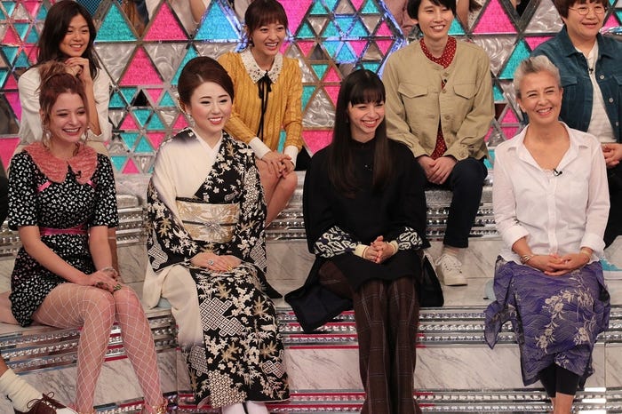 (前列左から)瑛茉ジャスミン、高嶋りえ子、中条あやみ、結城アンナ (画像提供:関西テレビ)