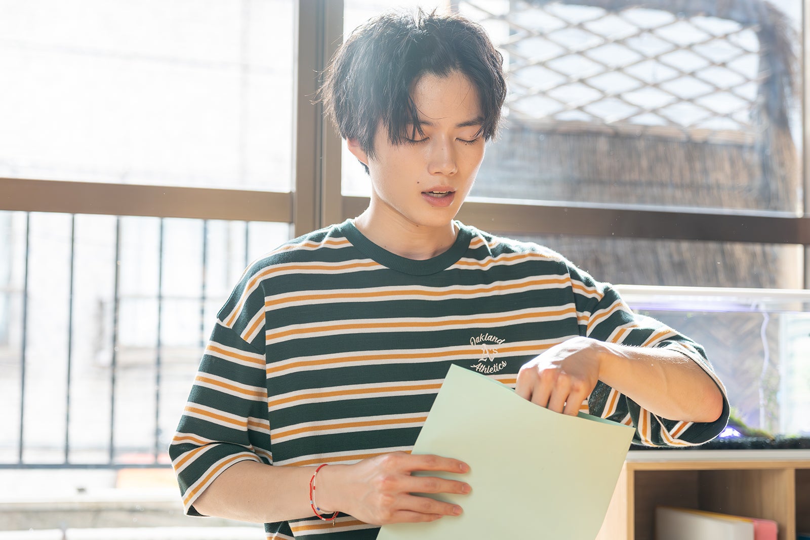 奥智哉「みなと商事コインランドリー2」第9話より（C）缶爪さわ・椿ゆず／KADOKAWA／「みなと商事コインランドリー2」製作委員会