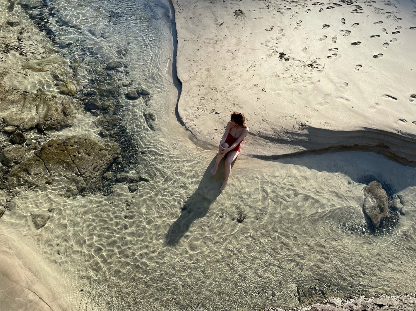 篠崎愛オフショット「FRIDAY」グラビアツイッター（@fridaysub）より