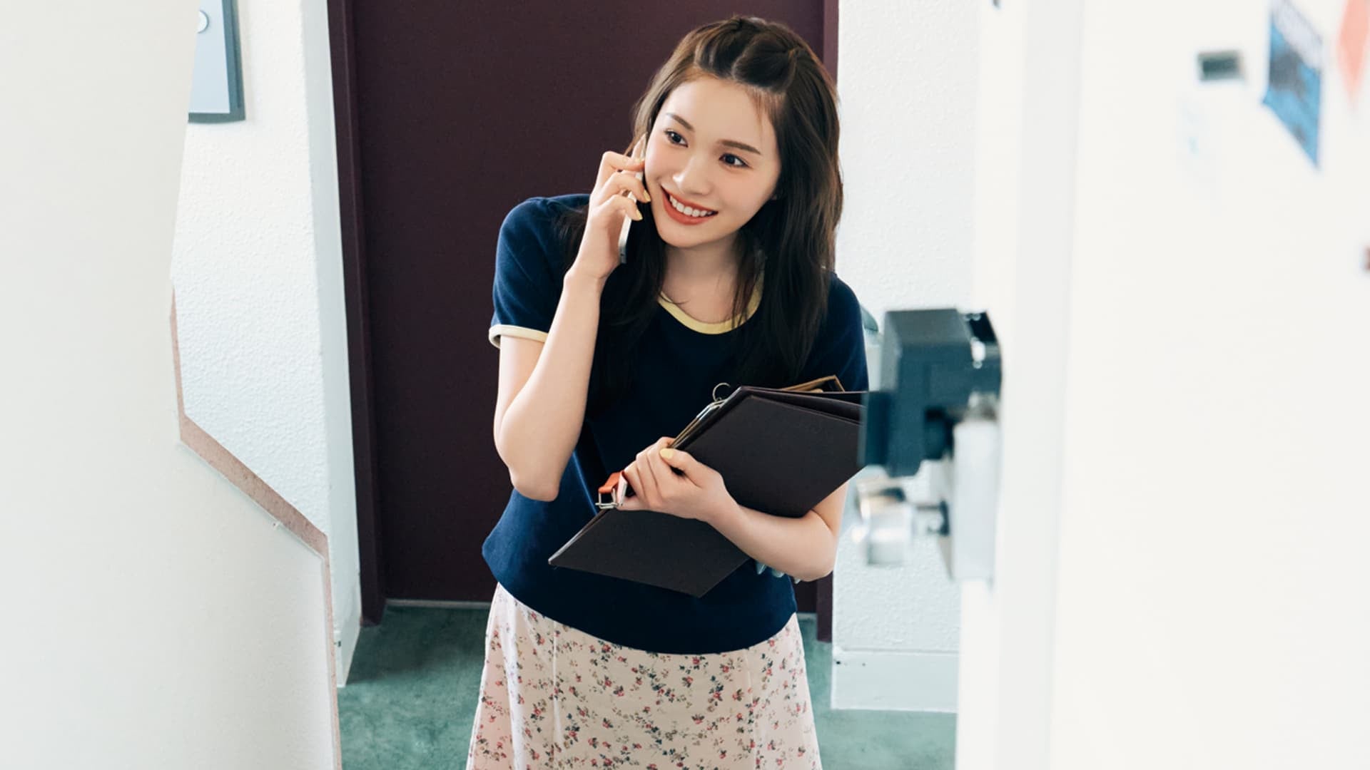 どんなアイテムとも相性抜群♡ ちょいスポな【ロゴTシャツ】着回しコーデ4選