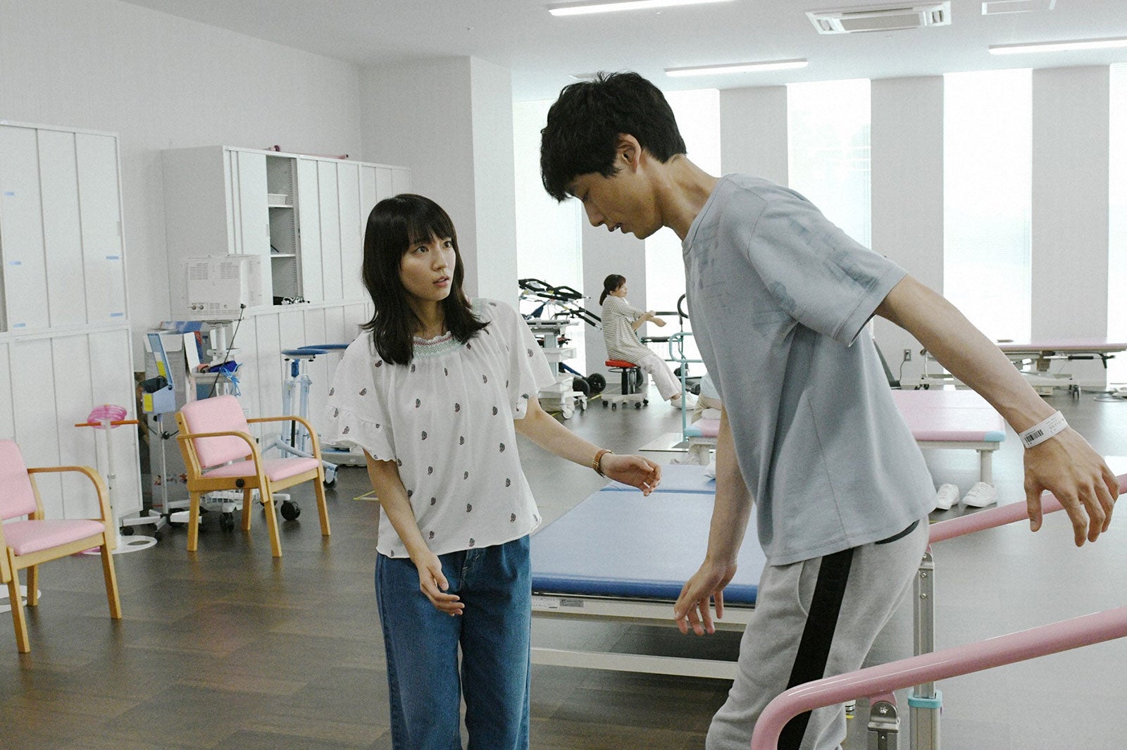 吉岡里帆、坂口健太郎／「ごめん、愛してる」第7話より（画像提供：TBS）