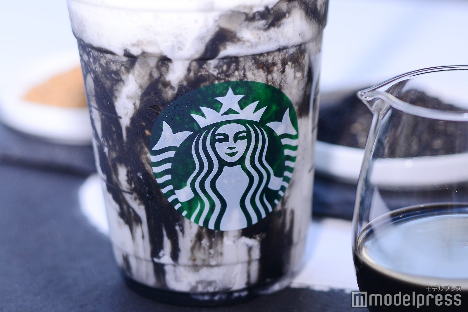 白×黒のコントラストが美しい （C）モデルプレス