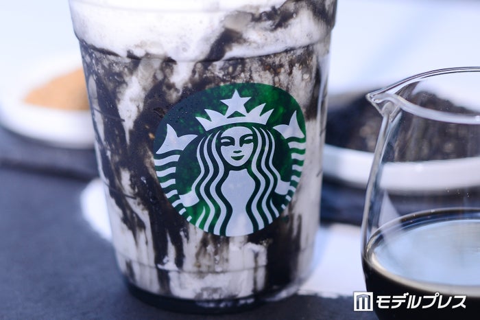 白×黒のコントラストが美しい (C)ビューティーガール