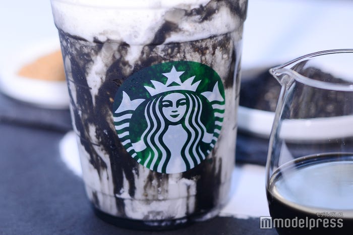 白×黒のコントラストが美しい (C)モデルプレス