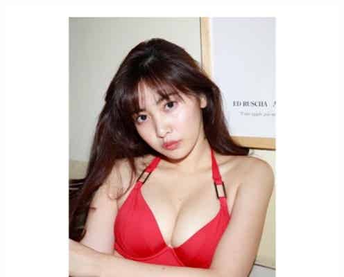 佐野ひなこ、谷間くっきり美バストに絶賛の声「見とれちゃう」「刺激的」